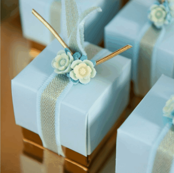 boite cube bleue et or