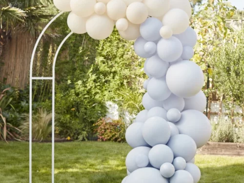 arche ballons bleu, nude blanc