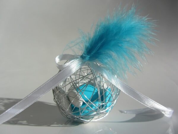 Boule a dragées métallique avec plume turquoise