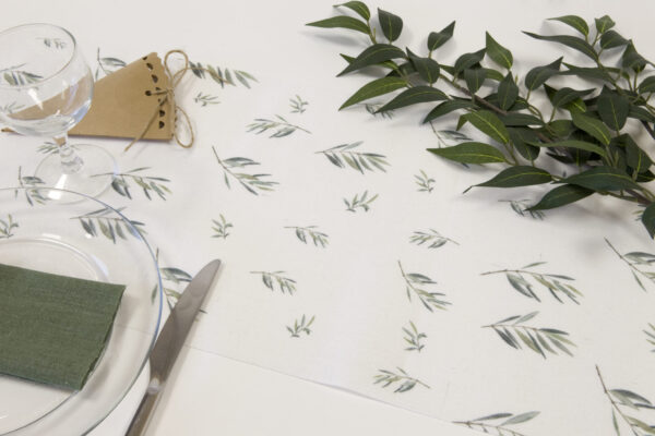 chemin de table avec branches d'olivier