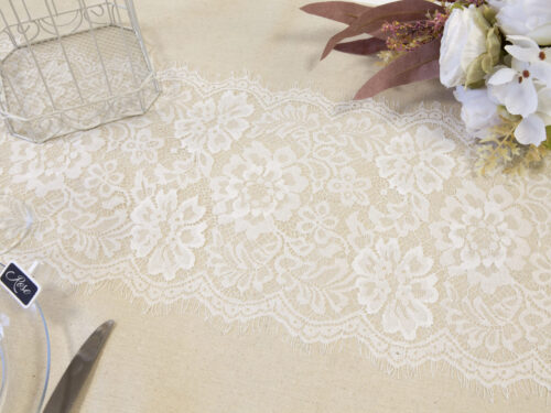 chemin de table dentelle motif pivoine