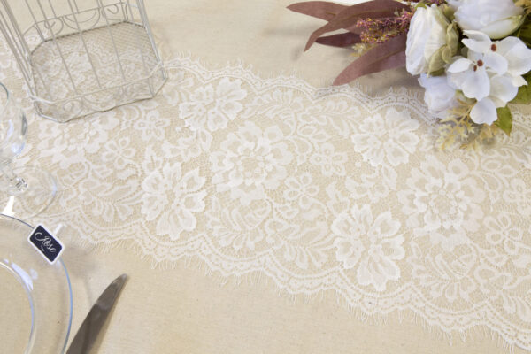 chemin de table dentelle motif pivoine