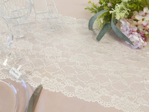 CHEMIN DE TABLE DENTELLE AVEC ROSES