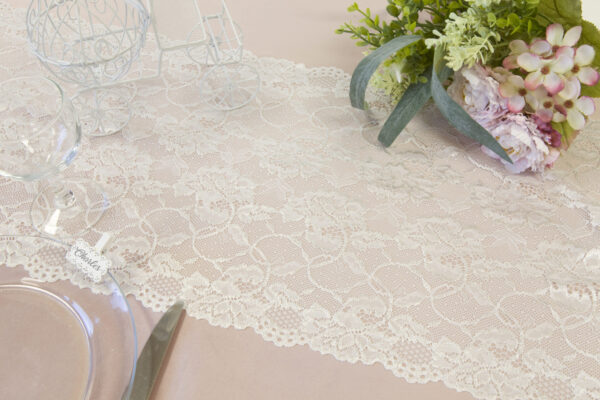 CHEMIN DE TABLE DENTELLE AVEC ROSES