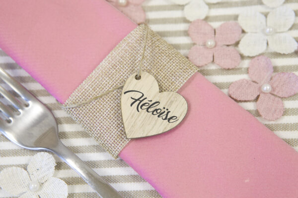 marque place coeur en bois naturel