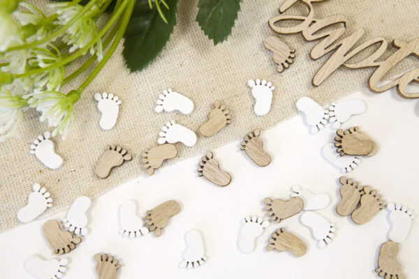 Confettis de table petits pieds en bois