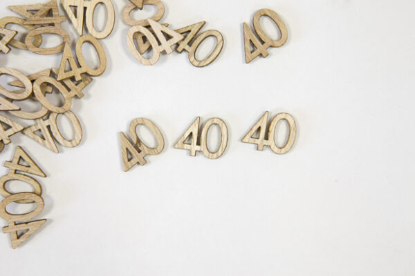 confettis de table anniversaire en bois 40 ans