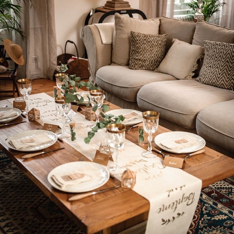 Déco baptême blanc et or chemin de table en lin