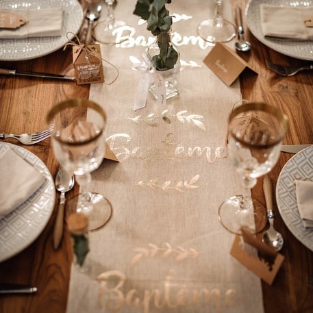 Déco baptême blanc et or chemin de table lin