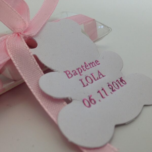 Etui à dragées 10cm avec étiquette ourson blanc  - Dragées baptême fille