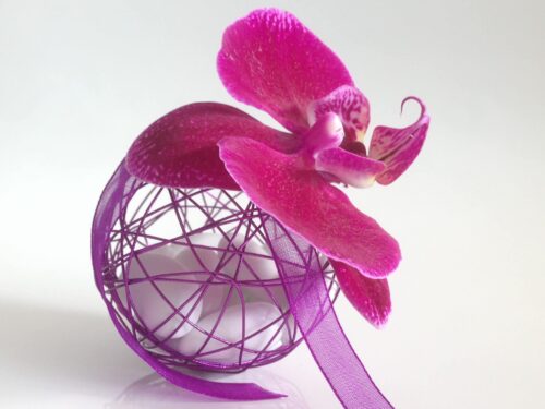 Dragées mariage - Boule métallique violette avec orchidée