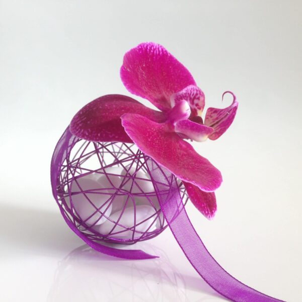 Dragées mariage - Boule métallique violette avec orchidée