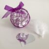 Boule métallique à dragées violet avec plume blanche
