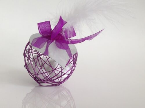 Boule métallique à dragées violet avec plume blanche