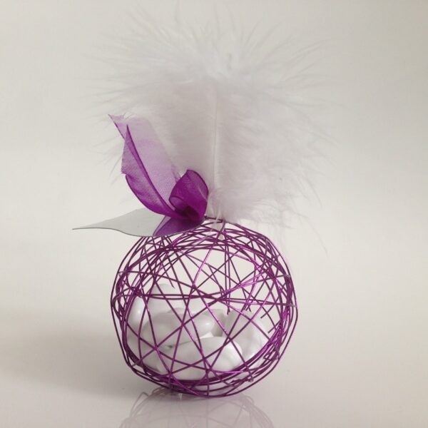 Boule métallique à dragées violet avec plume blanche