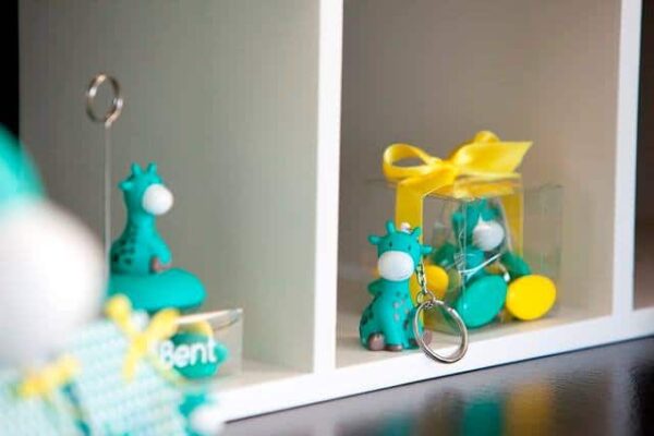 Girafe jaune aimantée - dragées baptême