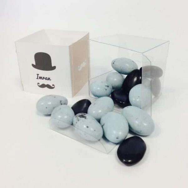 Remplissage et montage de contenant a dragees