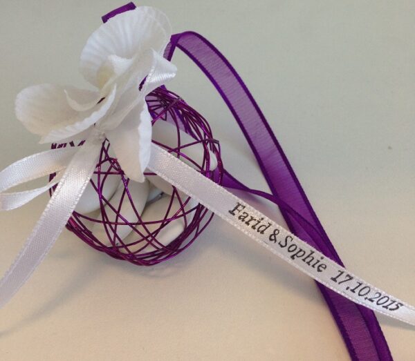 Boule métallique à dragées violet avec orchidée mauve