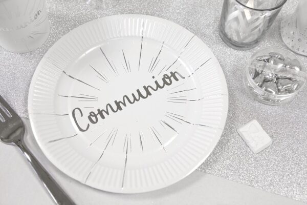 Assiette blanc et argent deco communion