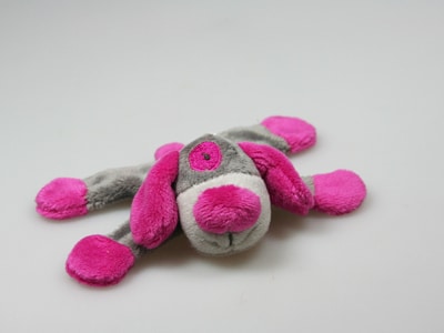 Peluche chien aimanté fuchsia/gris