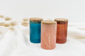 bocal en verre de couleur avec bouchon liège