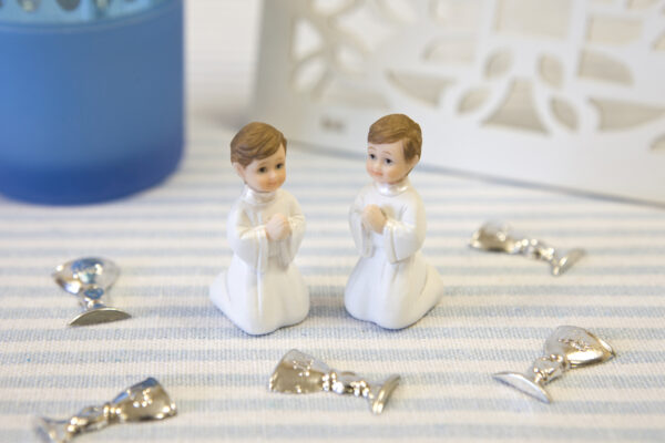 sujet communion garçon agenouillé