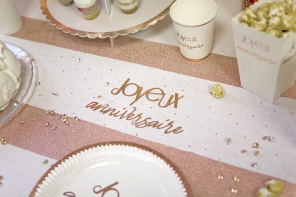 sur chemin de table rose gold