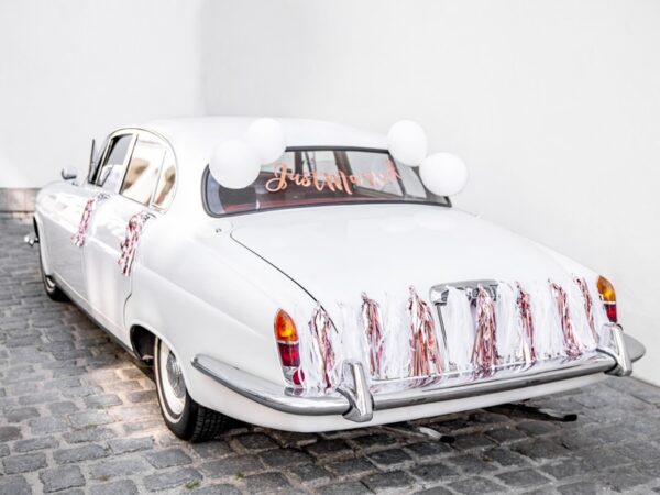 Décoration voiture mariage rose gold