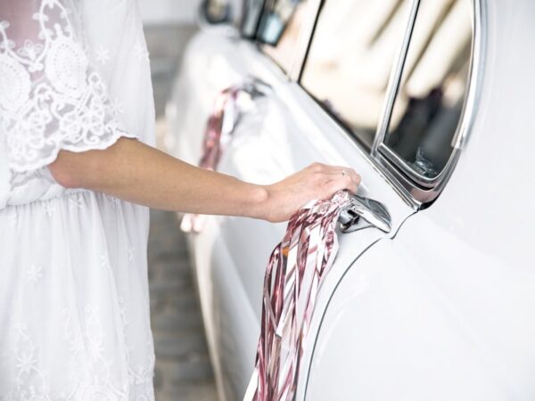 Décoration voiture mariage rose gold