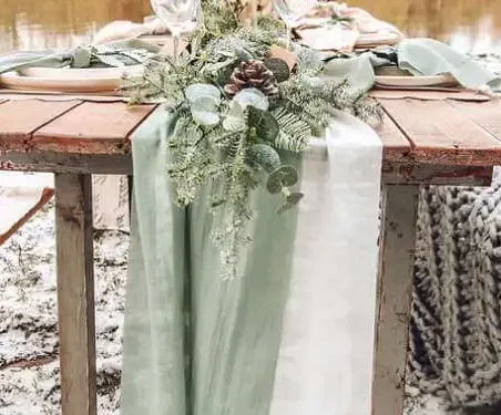 chemin de table mousselin vert de gris eucalyptus