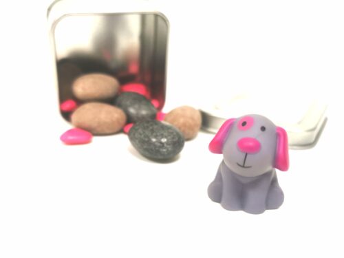 chien aimanté gris et rose fuchsia