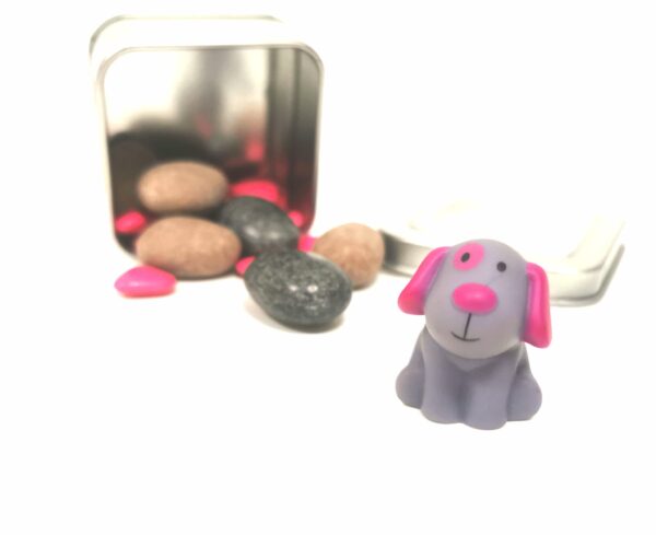 chien aimanté gris et rose fuchsia