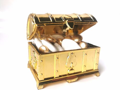 coffre doré contenant dragees