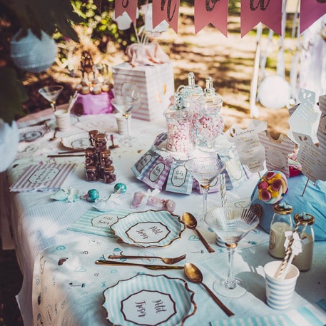 confettis table baby shower naissance bleu ciel et or