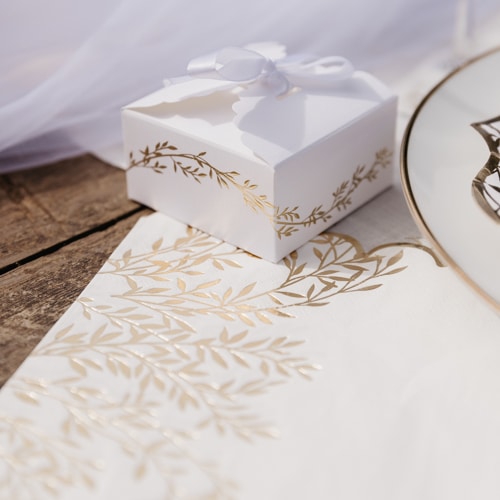 contenant dragées blanc et or