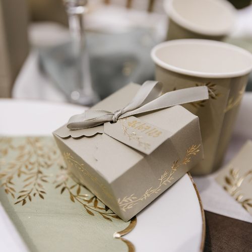 contenant dragées vert sauge et or