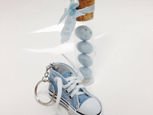 dragées basket bleu ciel porte cles