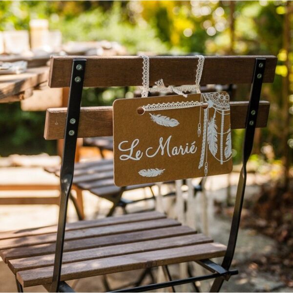 les-pancartes-kraft-boheme-maries Decoration chaise mariés bohème le marié